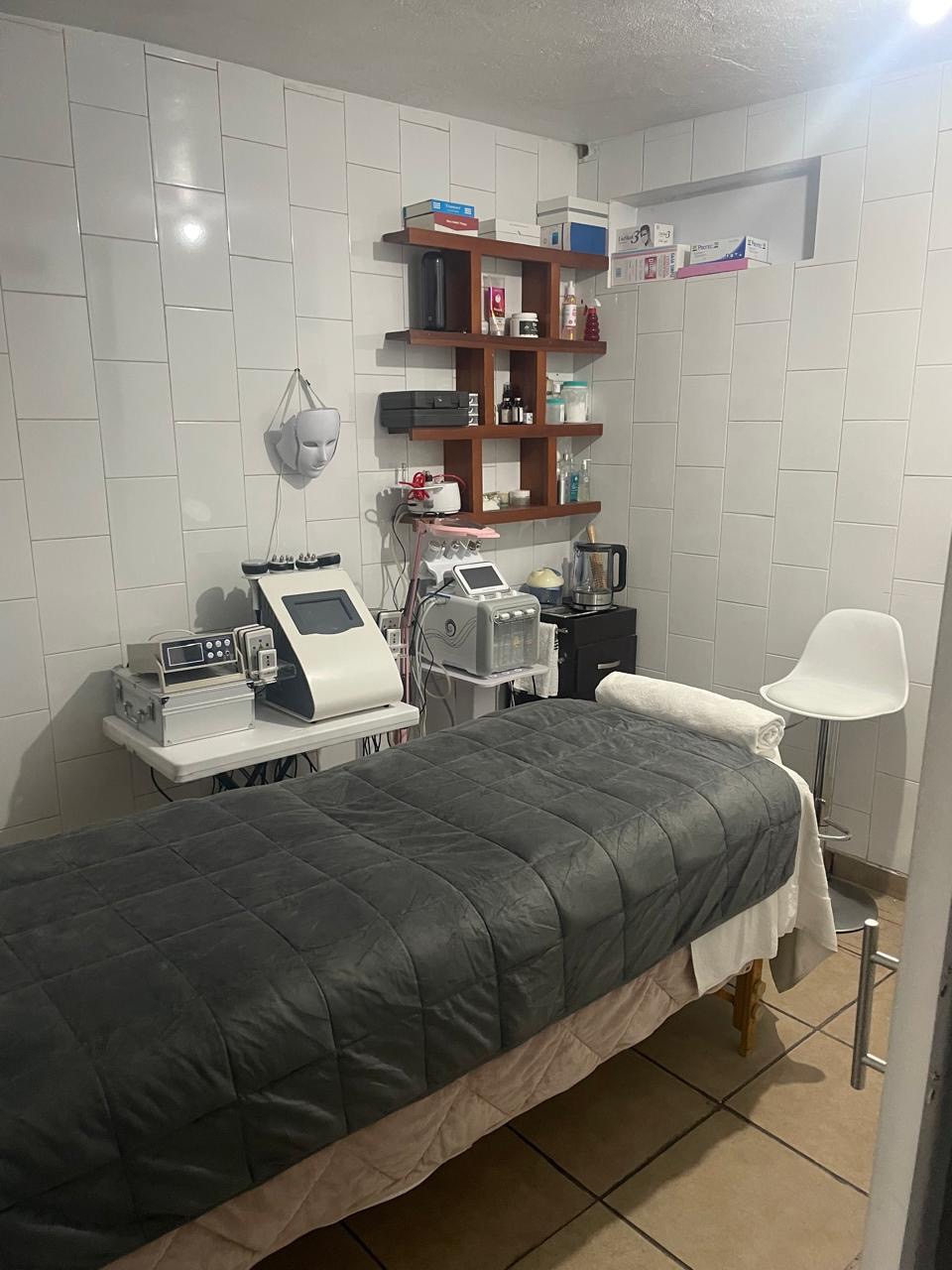 Cabina con camilla y equipo